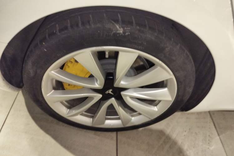 Used Tesla Model 3 2020 Revised Version Standard Range Rear-Wheel Drive – Upgraded Edition Right Rear Wheel Hub