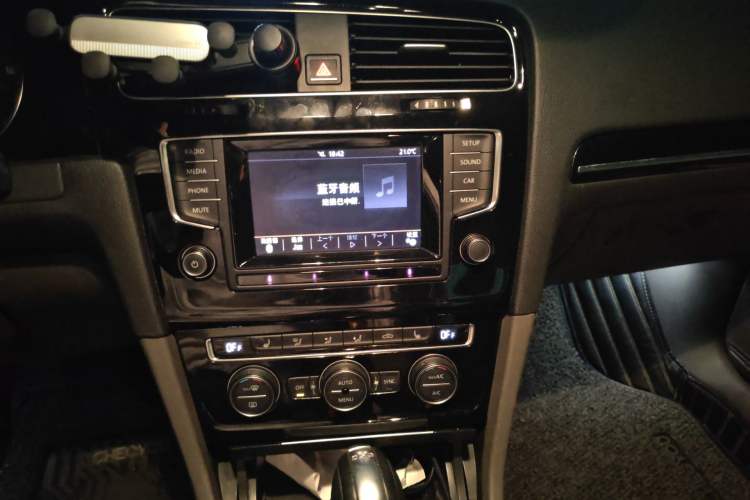 Used Volkswagen Golf 2015 1.4TSI Automatic Flagship Model Audio And AC Panel