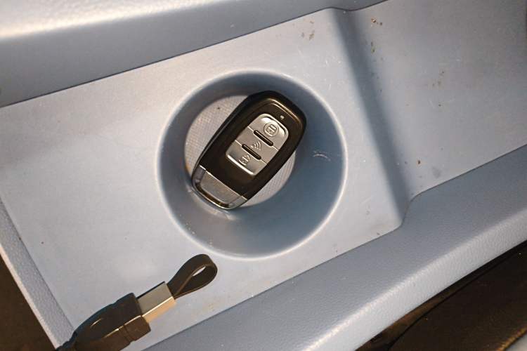 Used Dongfeng NAMMI BOX 2022 Light Wind Edition 201KM Lightning Model Interior 1