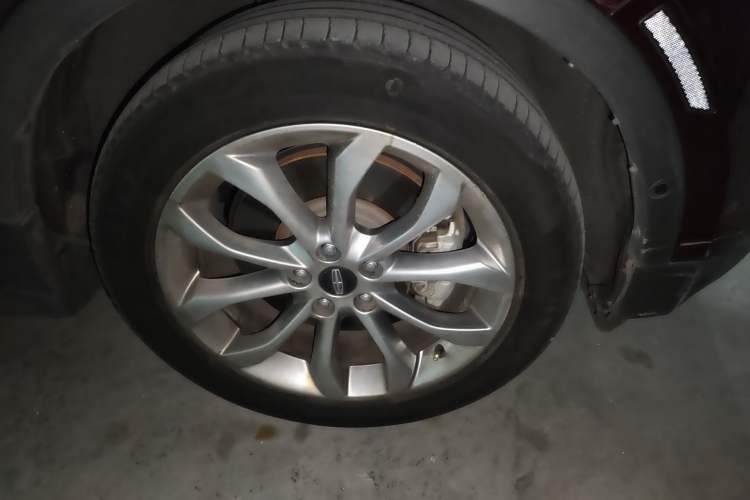 Used Lincoln MKC 2016 2.0T Two-Wheel Drive Luxury Edition Right Front Wheel Hub