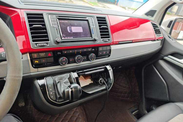 Used Volkswagen Multivan 2018 2.0 TSI Four-Wheel Drive Comfort Edition 7-Seater Audio And AC Panel