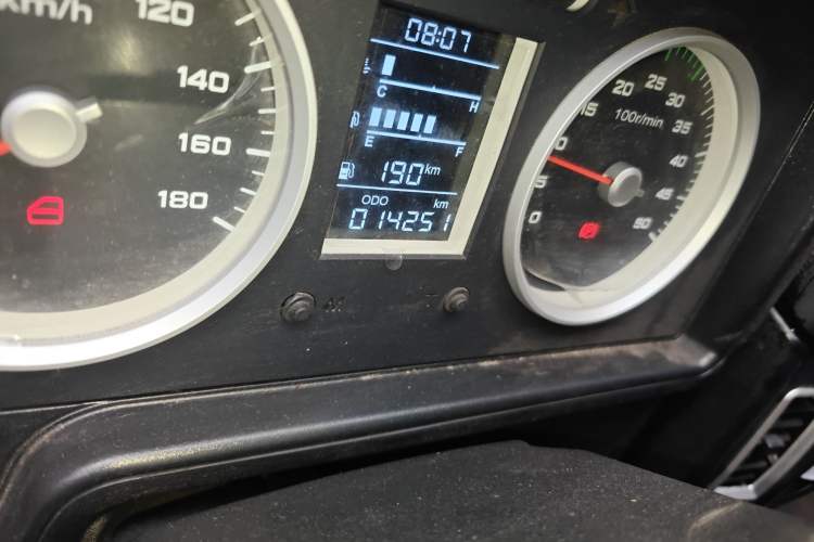 Used Iveco Daily 2020 2.5T A35 Passenger Van with Dual Tires Mid-Roof Design 5-9 Seater China V Emission Standard
