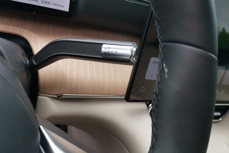 Used Chery Fengyun T11 2026 Model 220 All-Wheel Drive Family Fun Edition Gear Lever