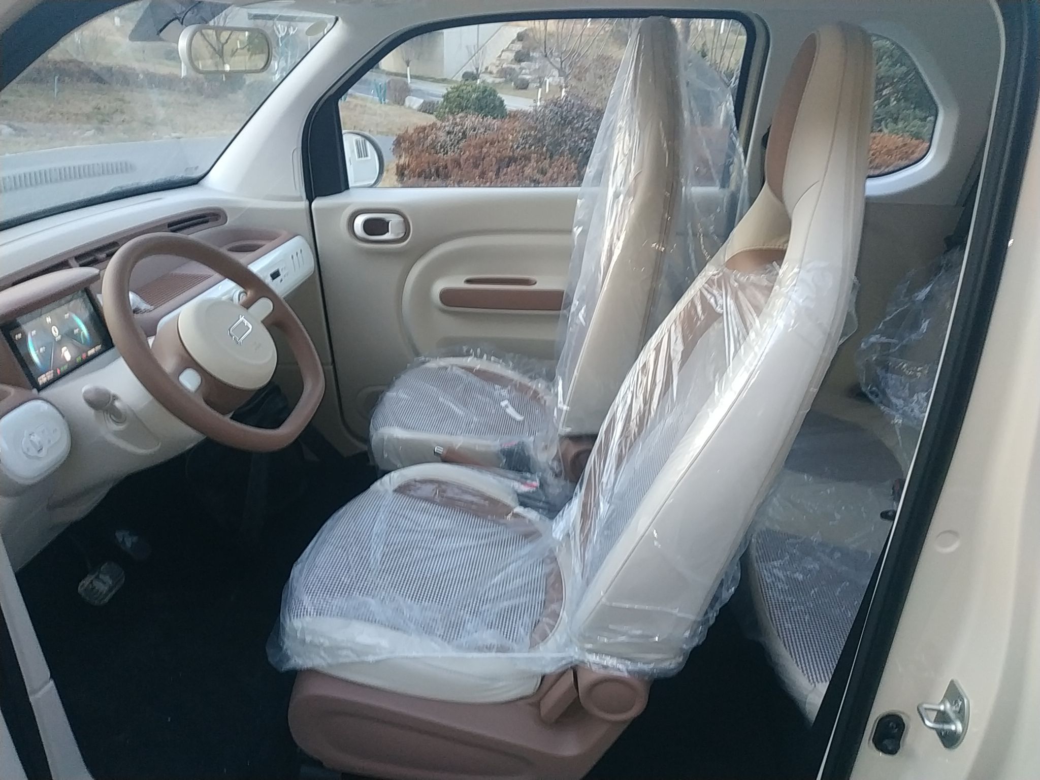 المقاعد الأمامية داخل السيارة