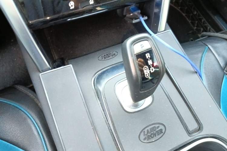 Used Land Rover Discovery Sport 2021 249 PS R-Dynamic SE Performance Tech Edition 5 Seats Gear Lever