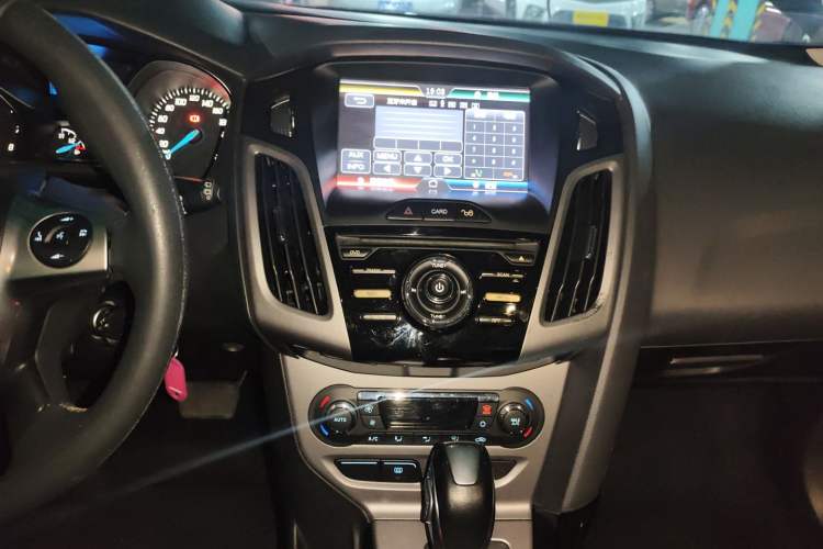 Used Ford Focus 2012 Hatchback 1.6L Automatic Fashion Edition Audio And AC Panel