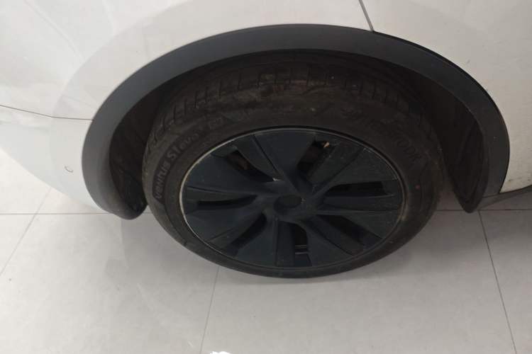 Used Tesla Model Y 2023 Long-Range All-Wheel-Drive Version Right Rear Wheel Hub