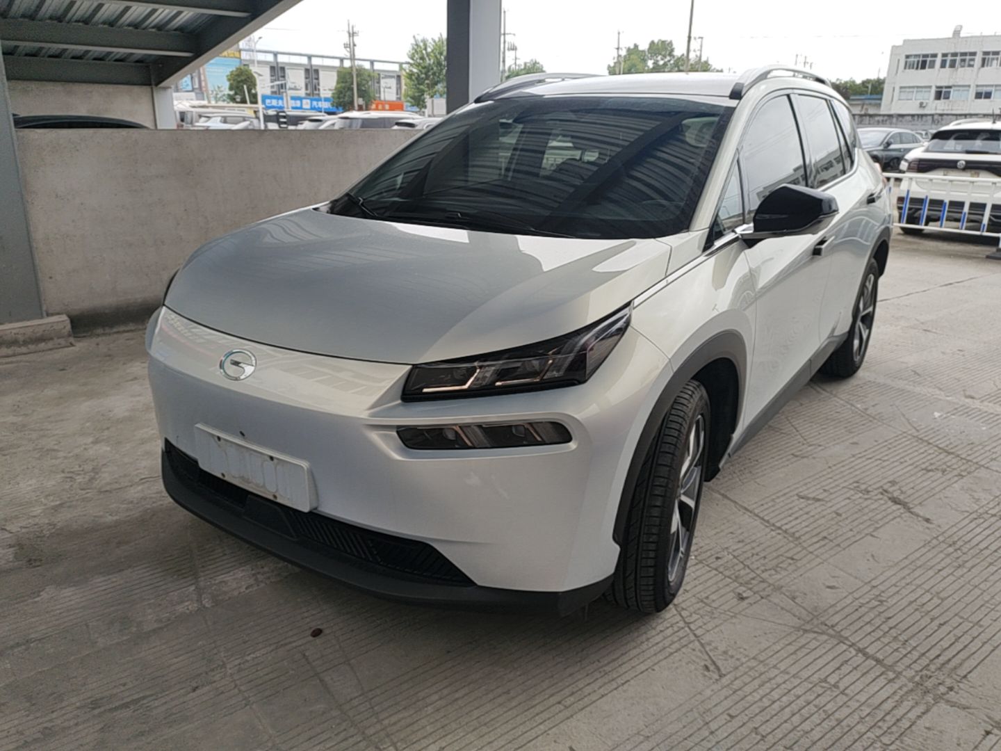 Под передней частью автомобиля