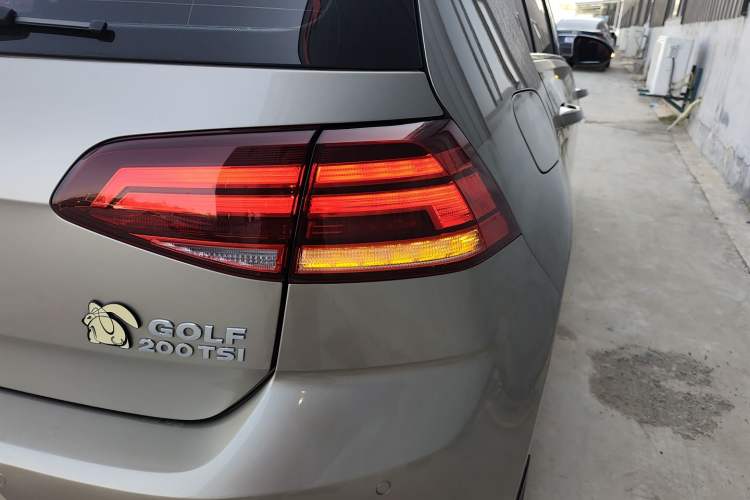 Used Volkswagen Golf 2020 Zhiai Edition 200TSI DSG Comfortable & Ambitious Version Right Rear Taillight