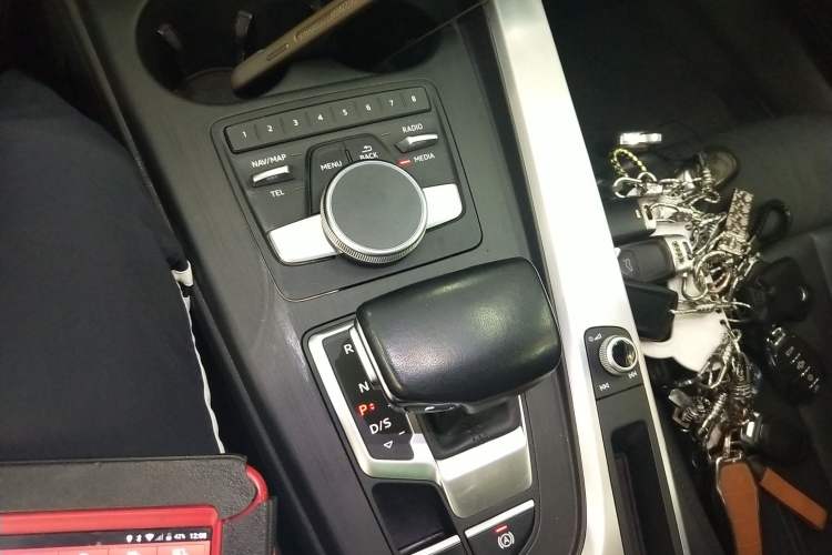 Used Audi A4L 2018 30th Anniversary Edition 40 TFSI Fashion Model Gear Lever