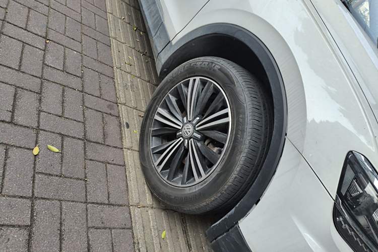 Used Volkswagen Tiguan L 2018 380TSI Automatic All-Wheel Drive Luxury Edition Right Front Wheel Hub