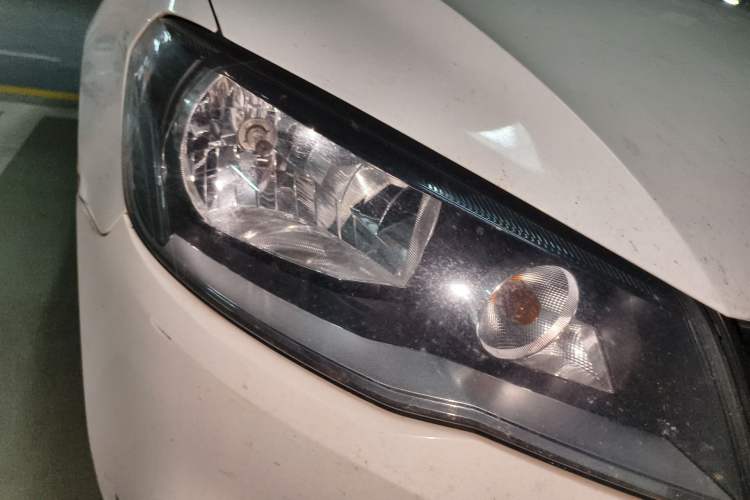 Used Volkswagen Jetta 2015 Value Edition 1.6L Automatic Comfort Version Right Front Headlight