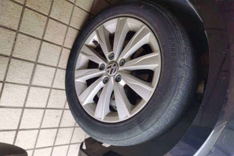 Used Volkswagen Sagitar 2016 230TSI 25th Anniversary Edition Right Front Wheel Hub