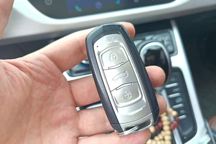 Used Geely Auto Emgrand X7 Sport 2018 1.8TD Automatic Two-Wheel Drive ZhiZun Model with 4G Connectivity Vehicle Key