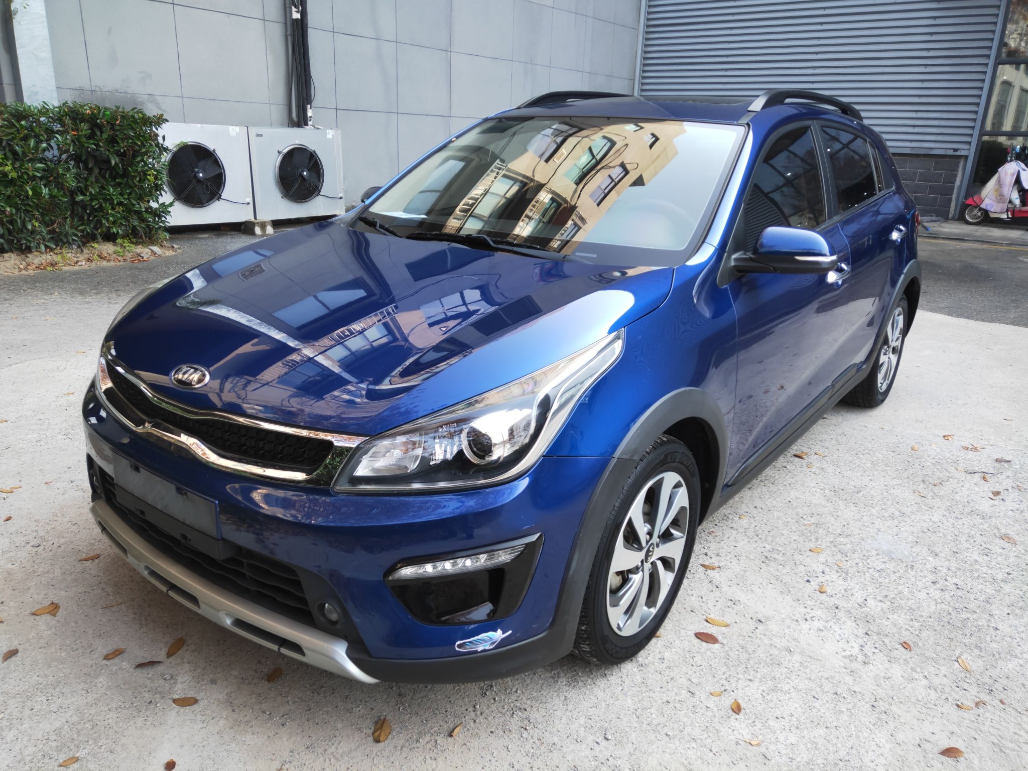 تحت مقدمة السيارة