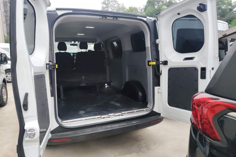 Used Iveco Fidato 2023 C30 Passenger Van 2.0T 93kW Manual Transmission Xingtu Edition Low Roof
