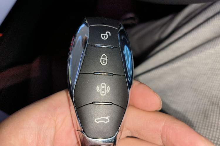 Used Hongqi H5 2025 2.0T Automatic Flag Edition – 500 000 Units Commemorative Version
