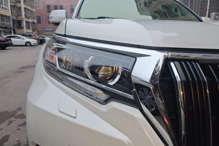 Used Toyota Prado 2018 3.5L Automatic TX-L with Rear-Mounted Spare Tire Right Front Headlight