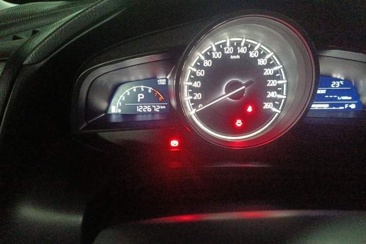 Used Mazda 3 Axela 2017 Hatchback 2.0L Automatic Luxury Model China VI Standard Odometer Close Up