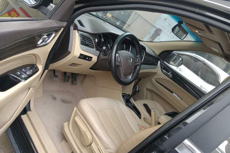 Used Baojun 730 2016 1.5T Manual Luxury Edition 7 Seats Driver Seat