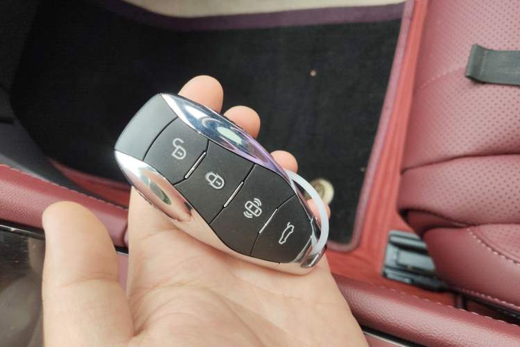 Used Hongqi H5 2025 2.0T Automatic Flag Edition – 500 000 Units Commemorative Version
