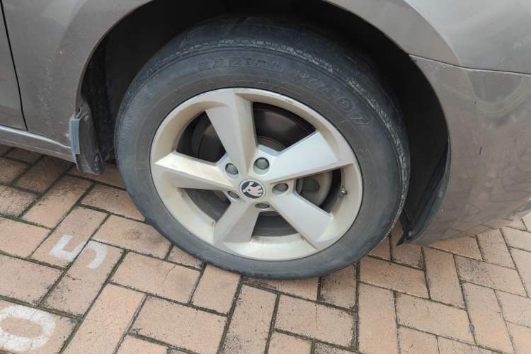 Used Skoda Octavia 2015 1.6L Automatic Yijie Edition Right Front Wheel Hub