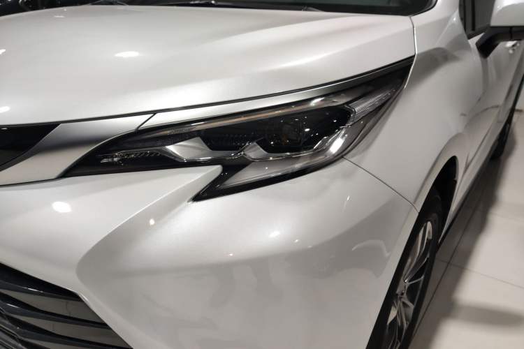 Used Toyota Sienna 2026 Model 2.5L Dual-Engine Two-Wheel-Drive Luxury Edition