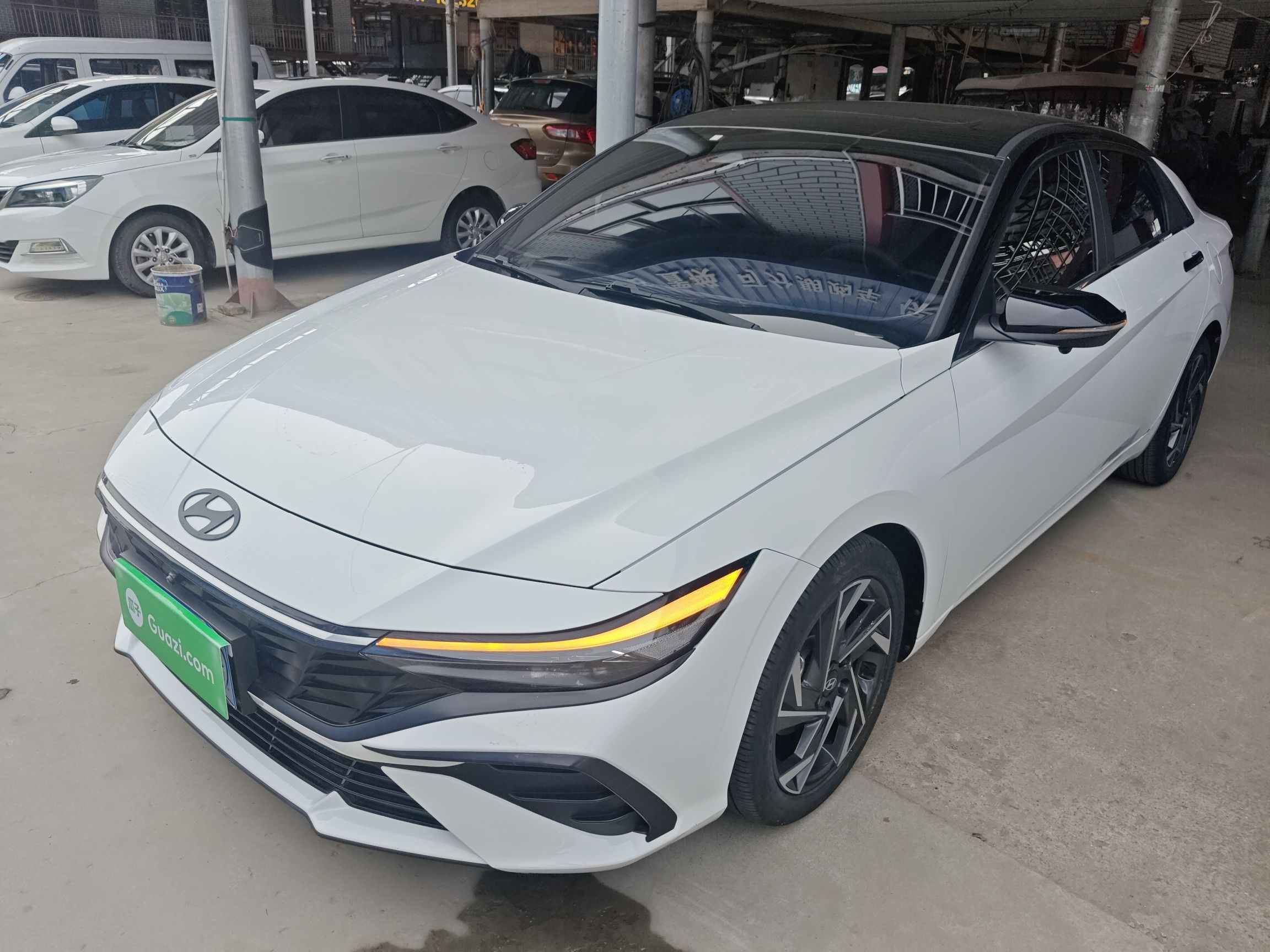 Под передней частью автомобиля