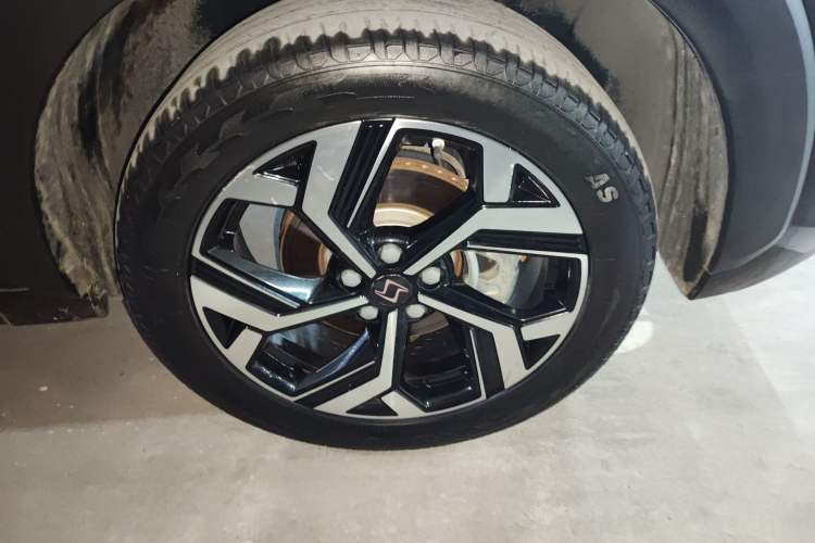 Used SOL X8 2021 300T DCT Leading Smart Connectivity Version 7 Seats Right Front Wheel Hub