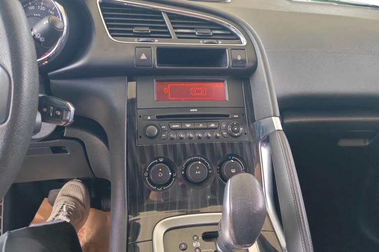 Used Peugeot 3008 2015 1.6THP Automatic Classic Edition Audio And AC Panel