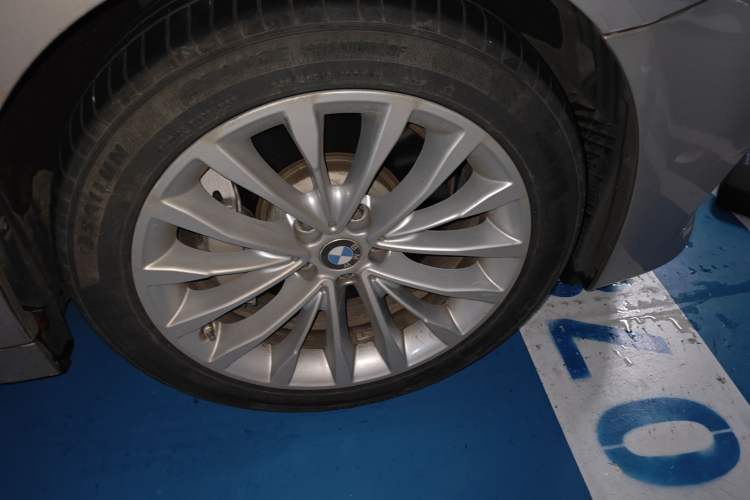 Used BMW 5 Series 2019 530Li Leading Model Luxury Package Right Front Wheel Hub