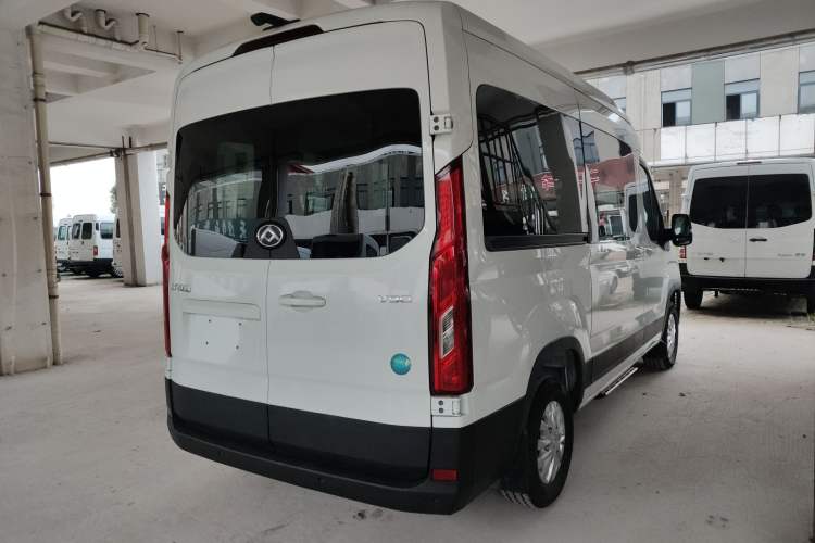 Used SAIC MAXUS Xintu V90 2022 2.0T Automatic Zhiyun King Rear-Drive Long Wheelbase High-Roof Design with Single Rear Tire—6/7 Seater
