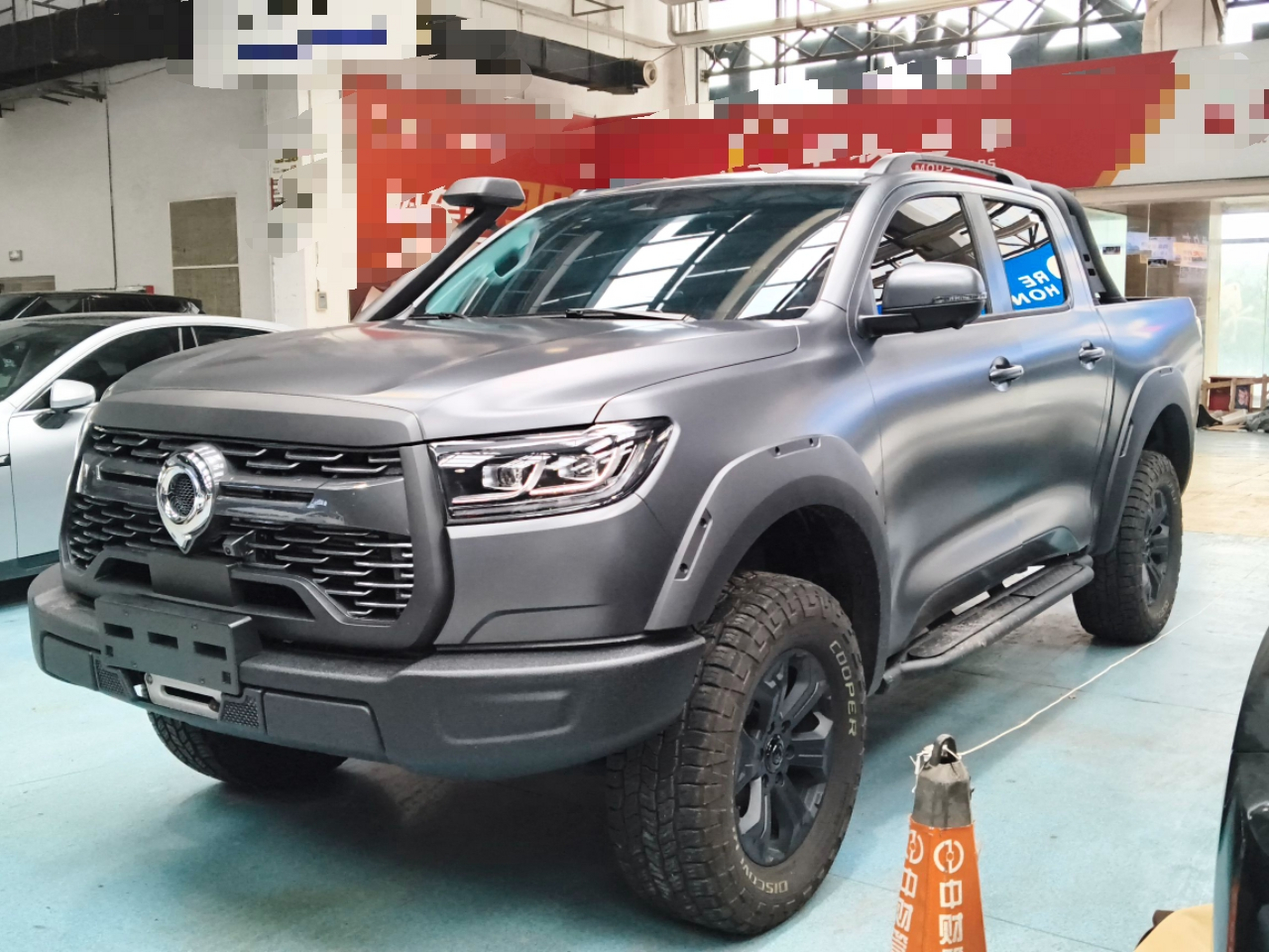 Под передней частью автомобиля