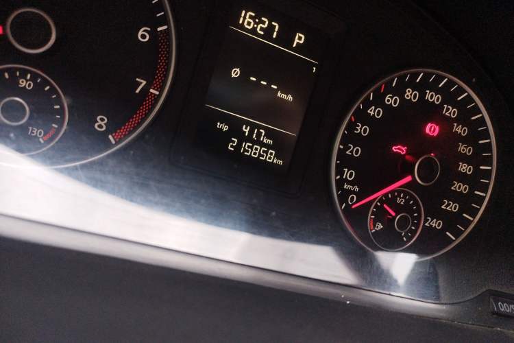 Used Volkswagen Touran 2011 1.4T DSG Zhiya Edition 5 Seats Odometer Close Up