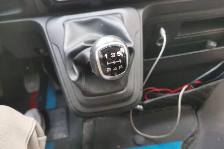 Used Iveco Daily 2023 2.5T A37M1 Long Wheelbase Mid-Roof Dual-Tire Side-Sliding Doors 5-9 Seats