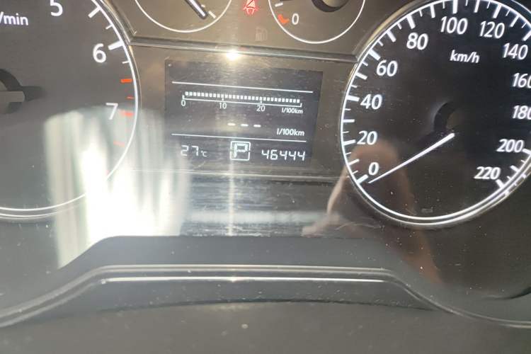 Used Nissan Tiida 2014 1.6L CVT Cool Cafe Edition Odometer Close Up