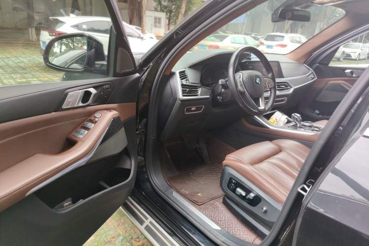 Used BMW X7 2020 xDrive40i Luxury Package with Leading Features Driver Seat