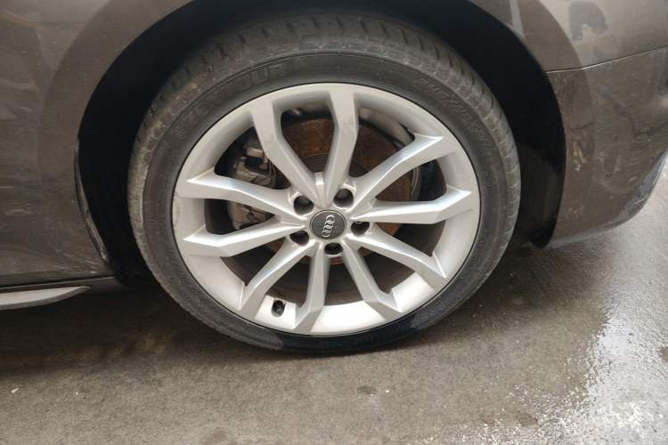 Used Audi A4L 2018 30th Anniversary Edition 40 TFSI Fashion Model Right Front Wheel Hub