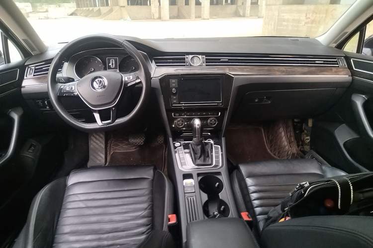 Used Volkswagen Magotan 2019 330TSI DSG Luxury Version China VI Standard Center Console