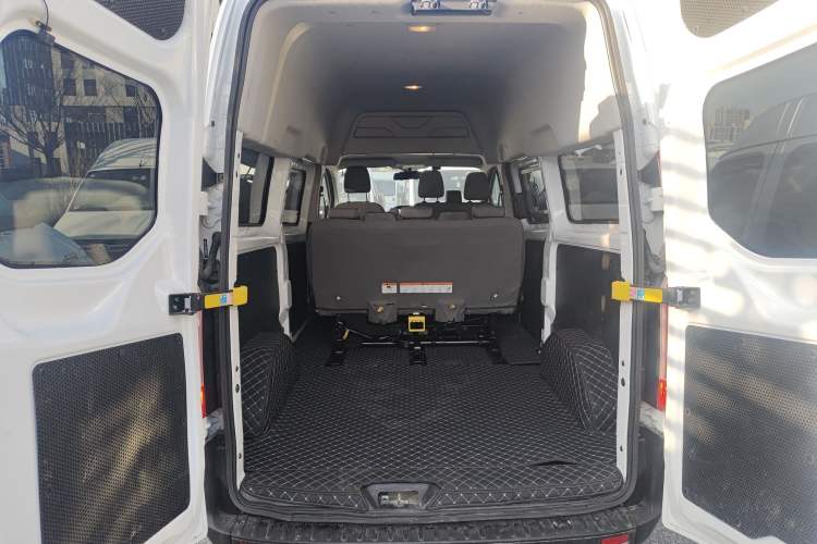 Used Ford Transit 2019 2.0T Diesel Multi-Purpose Commercial Vehicle Mid-Drive Mid-Roof 6-Seater China VI Standard
