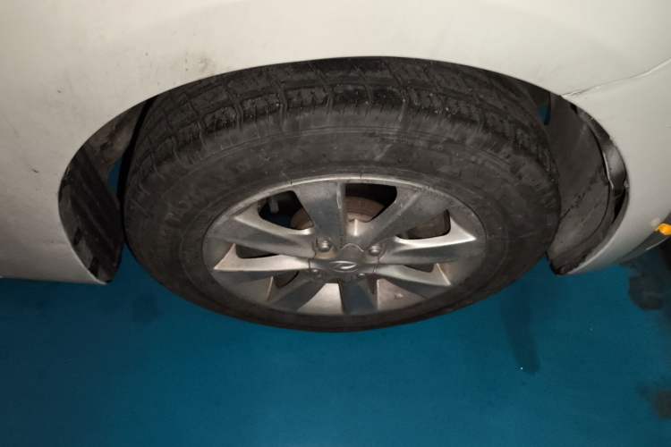 Used Hyundai Verna (older generation) 2010 Sedan 1.4L Manual Comfort GS Right Front Wheel Hub