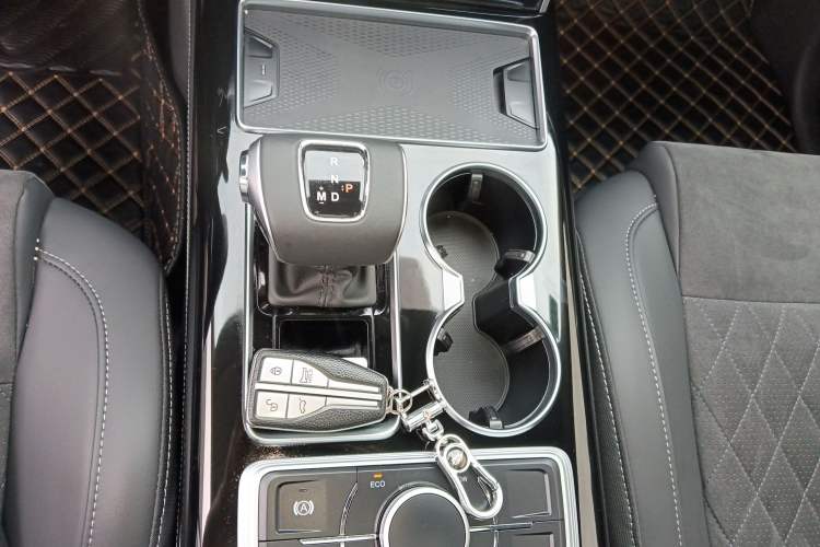 Used Hongqi HS7 2022 2.0T DCT Two-Wheel Drive Smart Connect Flagship Edition Seven Seats Gear Lever