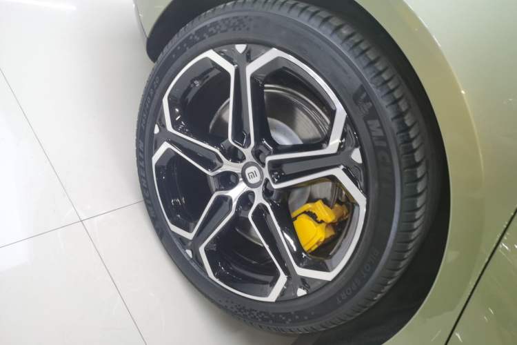 Used Xiaomi Auto SU7 2024 Four-Wheel Drive Ultra-Long Range Advanced Intelligent Driving Max Edition Right Rear Wheel Hub