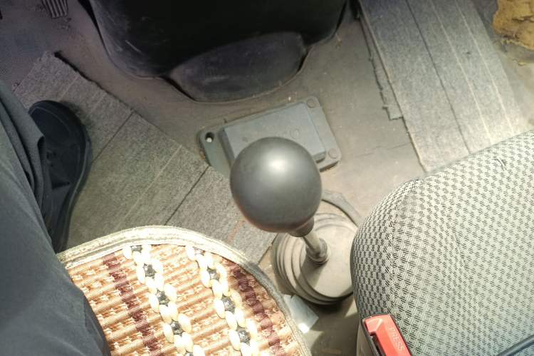 Used Iveco Daily 2017 2.5T A35 Passenger Van 5-7 Seats Model 47Z5 Gear Lever