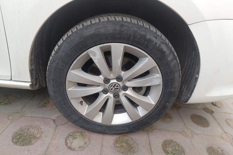 Used Volkswagen Bora 2011 1.4T Automatic Comfort Model Right Front Wheel Hub