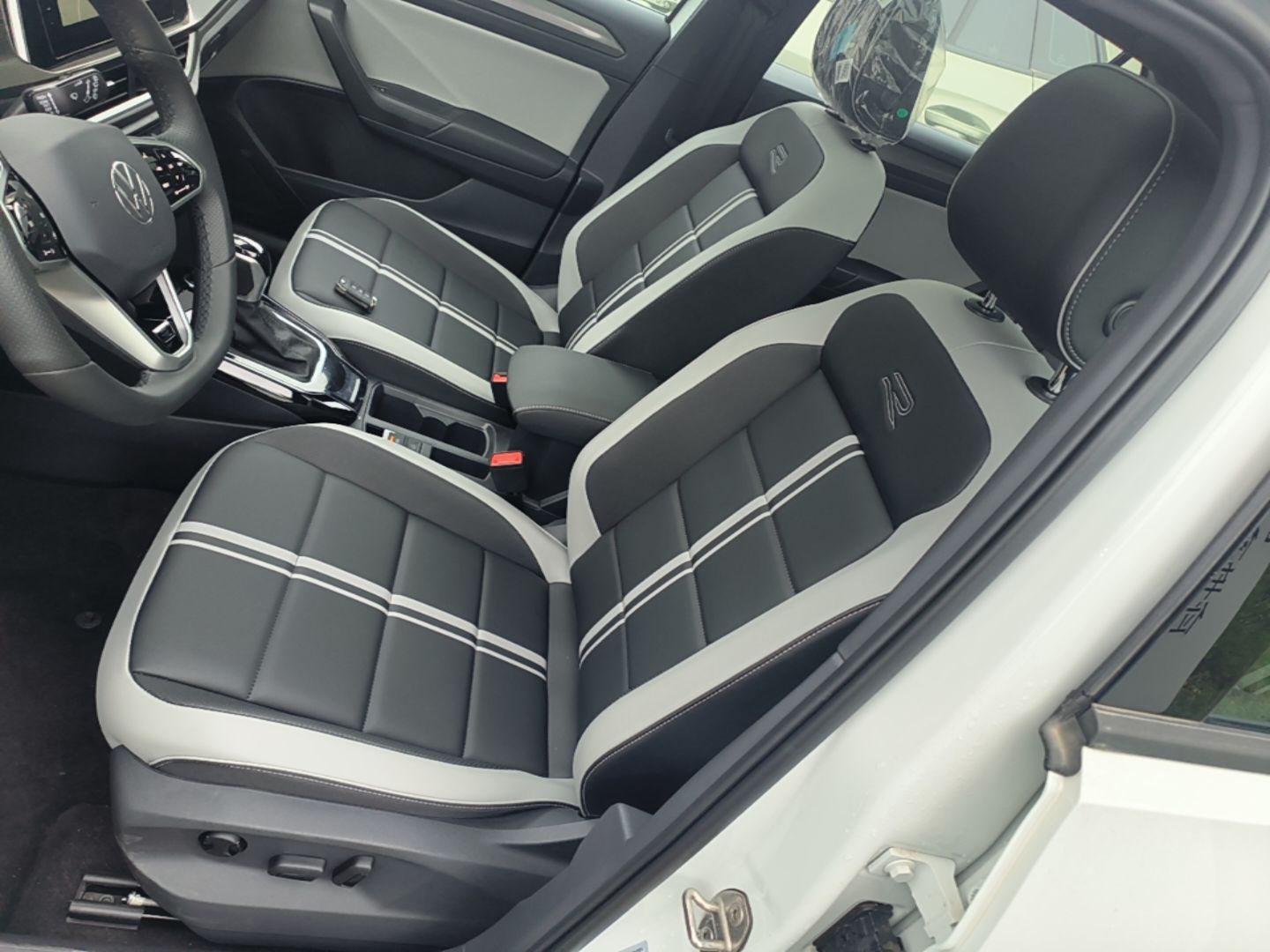 Vordere Reihe im Auto