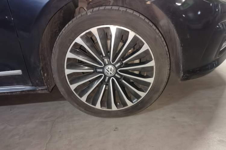 Used Volkswagen Passat 2017 330TSI DSG Prestige Edition Right Front Wheel Hub