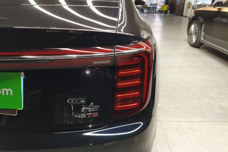 Used Hongqi H9 2025 Model Facelifted 2.0T Two-Wheel Drive Flag-Style Luxury Business Edition, 5 Seats
