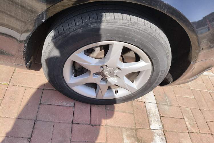 Used Audi A6L 2011 2.0 TFSI automatic Comfort trim Right Front Wheel Hub