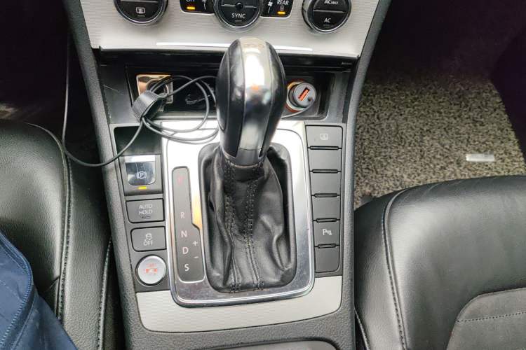 Used Volkswagen Magotan 2012 Facelift 2.0 TSI Prestige Model
